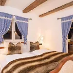 Chalet Exklusives Alpenchalet Mit Jacuzzi & Sauna Fuer Bis Zu 14 Personen *